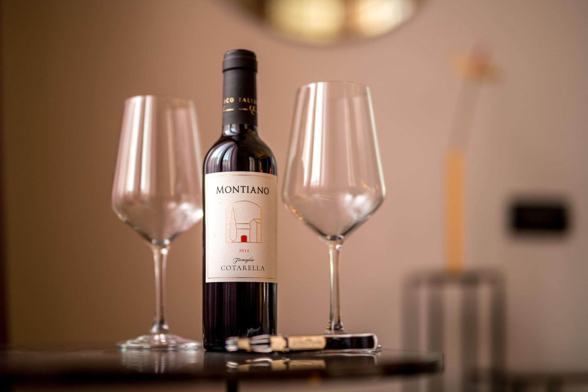 Hotel The Haven Roma מראה חיצוני תמונה A bottle of Montepulciano d'Abruzzo DOC